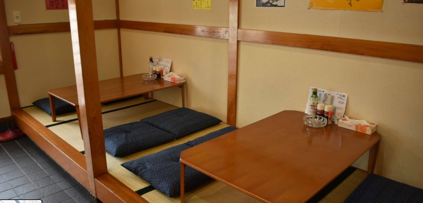 とらヤーやの座敷席